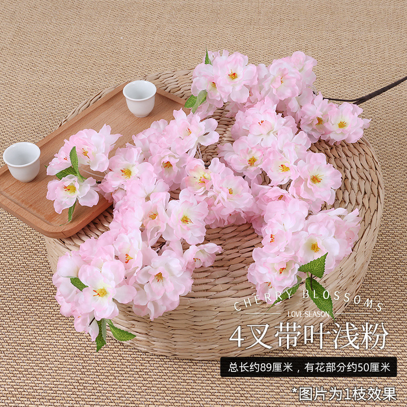 연한 분홍색 잎이 있는 포크 4개