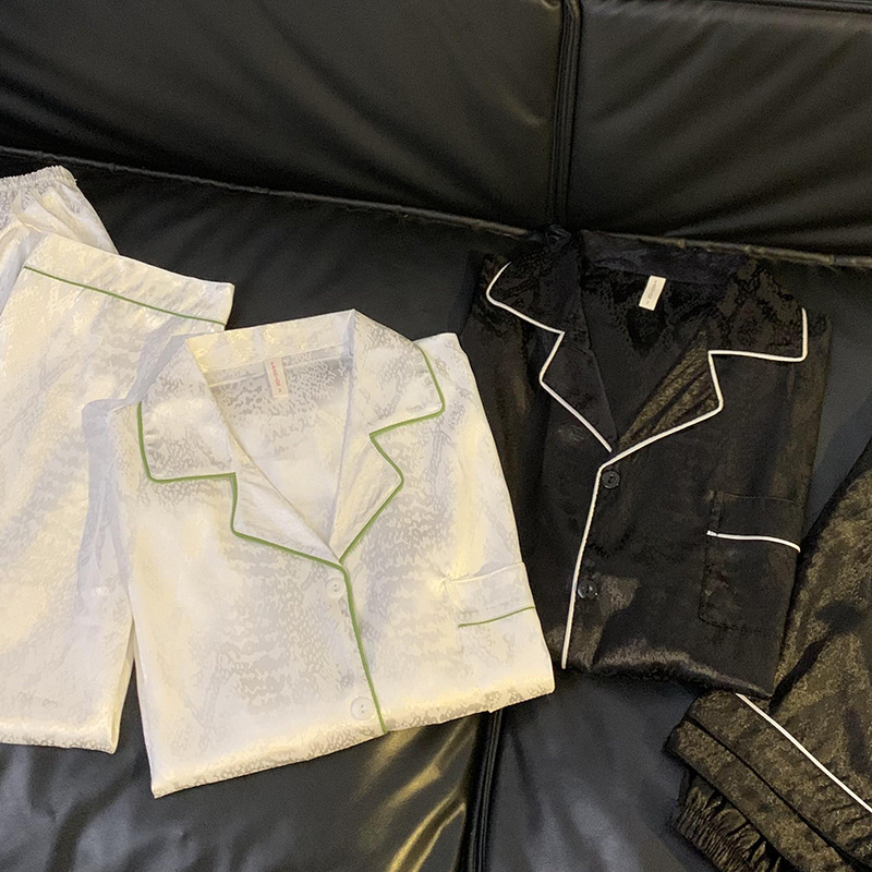 Los pijamas japoneses de Mickey usan un hombre y una mujer de primavera y otoño de manga larga de seda de hielo de alto grado sentido más el tamaño de invierno