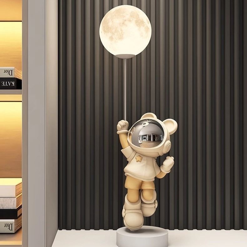 宇宙飛行士のデスクトップが床に落ちたリビングルームには家庭装飾品が飾られています。|undefined