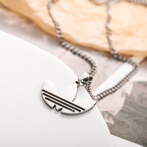Cross-border trendy brand titanium steel replica three-leaf necklace, Instagram-style personalized clavicle chain—simple, cool, and trendy accessories for couples.