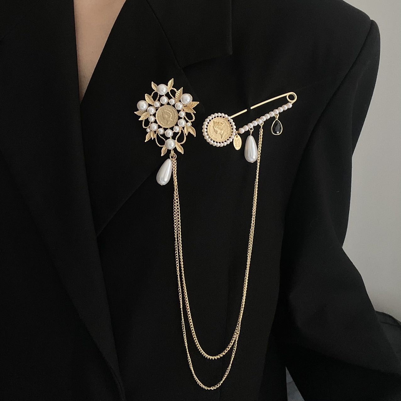 Spilla con perla e catena lunga per uomo e donna elegante_voghion.com