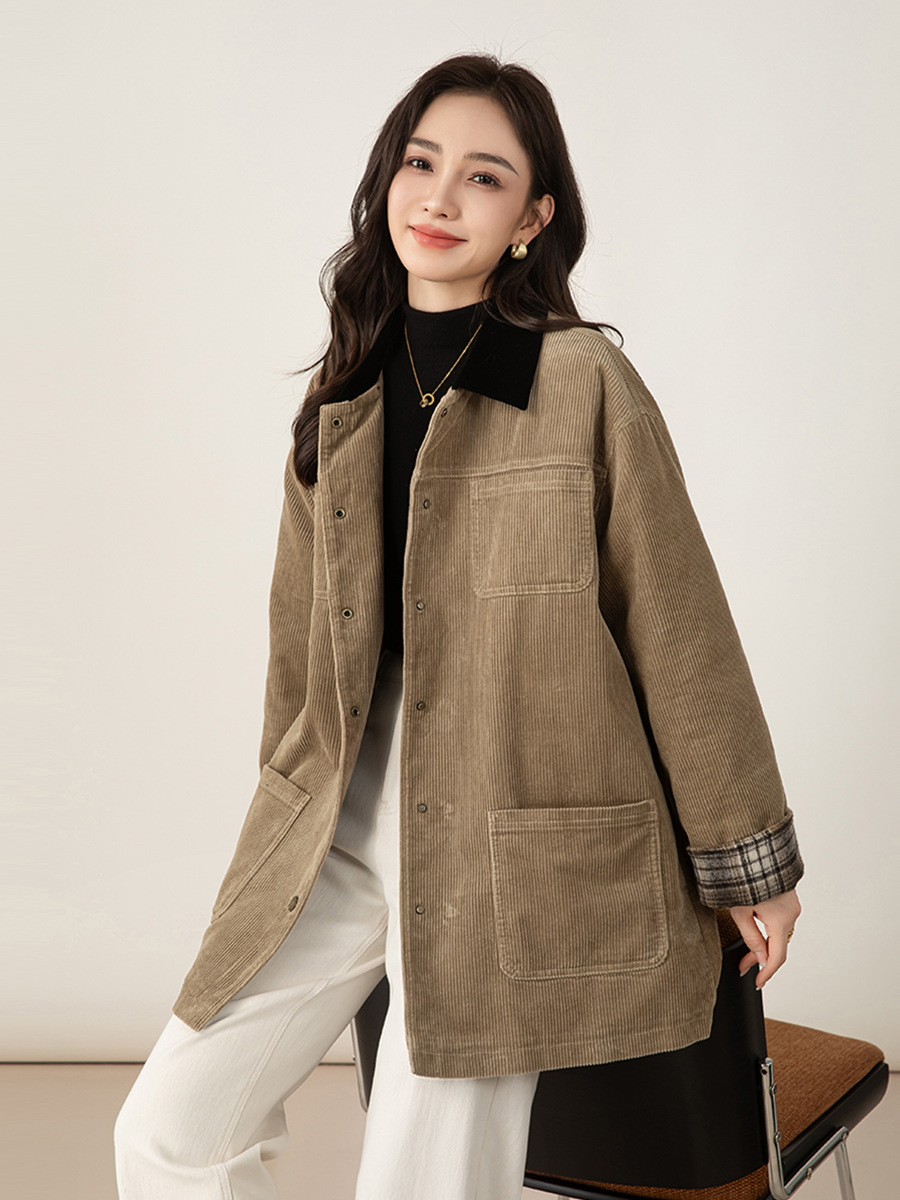 Áo khoác nữ phong cách retro barn phối sọc nhung kẻ, dáng rộng dài vừa phải, cổ áo công sở — Kaki