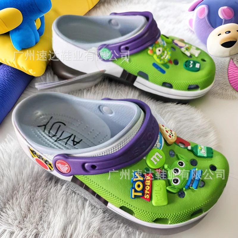 Kejia nuevos zapatos con agujeros para niños dibujos animados anime transpirable para niños y niñas sandalias de playa al aire libre ligero antideslizante