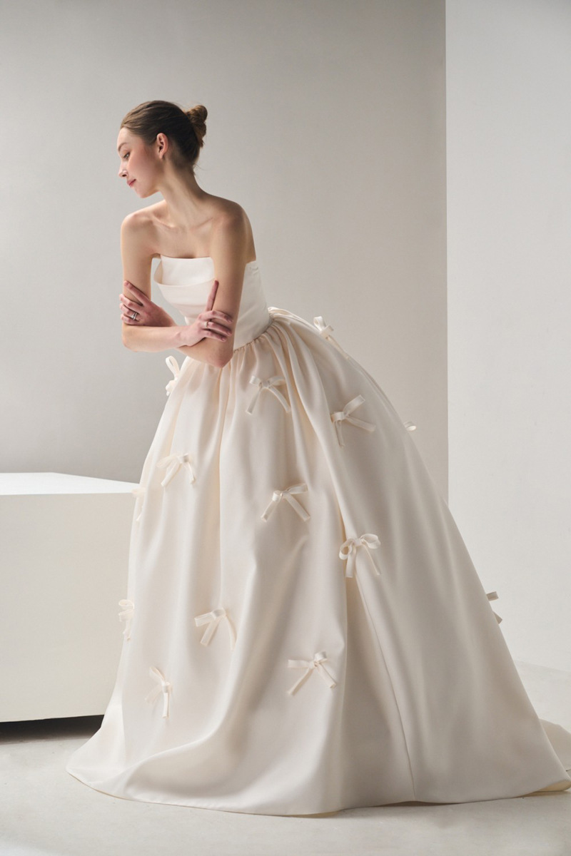 Schlichtes Trägerloses Satin Brautkleid Im Wald-stil_voghion.com