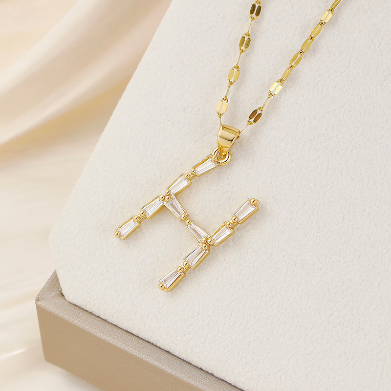 Venta caliente transfronteriza nuevo estilo de cobre con incrustaciones de circón 26 letras inglesas collar colgante T cuadrado de bambú letra cadena de clavícula femenina