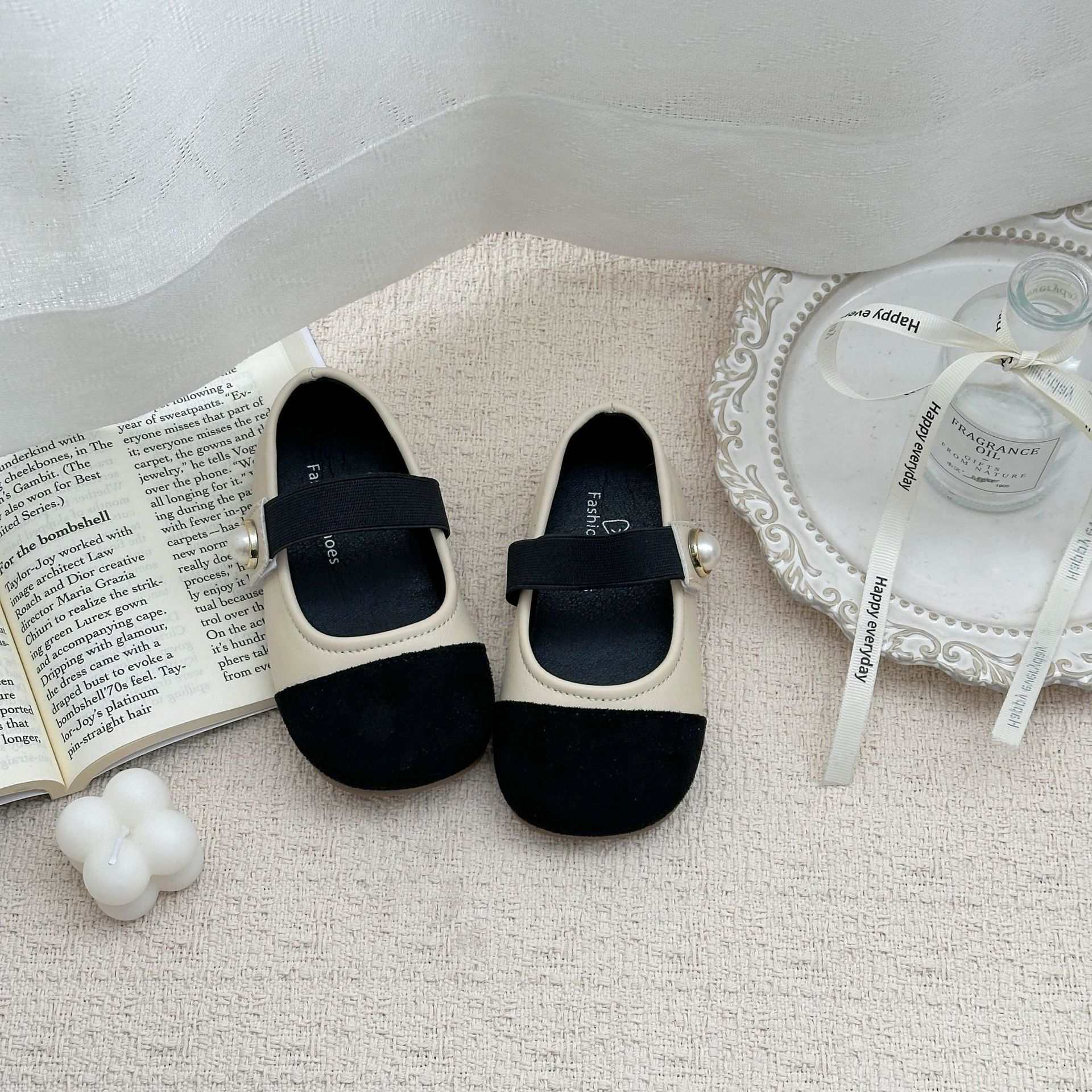 Zapatos de niñas 2026 primavera y otoño nuevos zapatos de cuero para niños pequeños zapatos de niñas pequeñas fragancias con suela suave zapatos de bebés solos zapatos de frijoles
