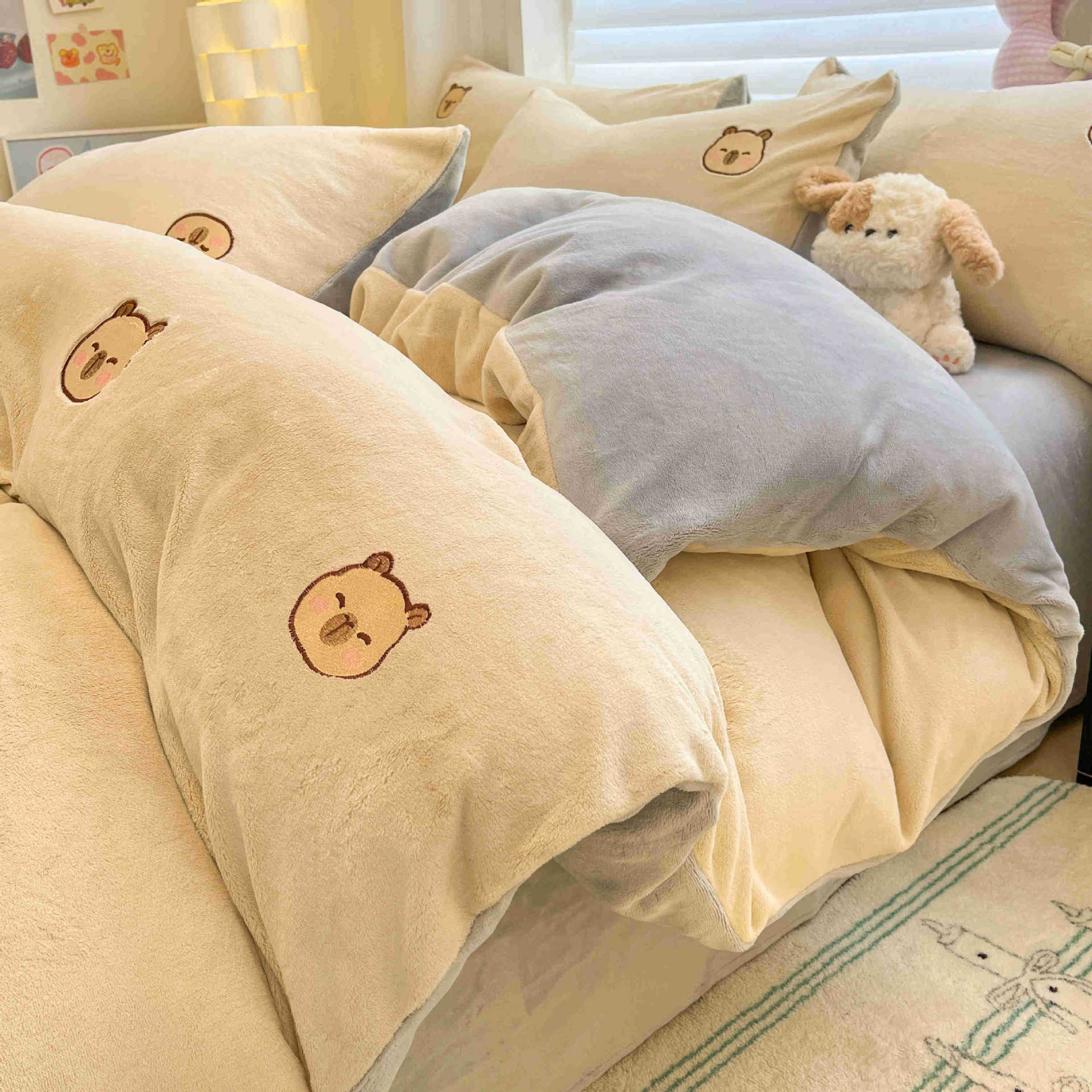Leche de seda cama de cuatro piezas 2025, nuevo otoño y invierno de seda de coral, sábanas de calentamiento gruesas, colchón de cama de tres piezas