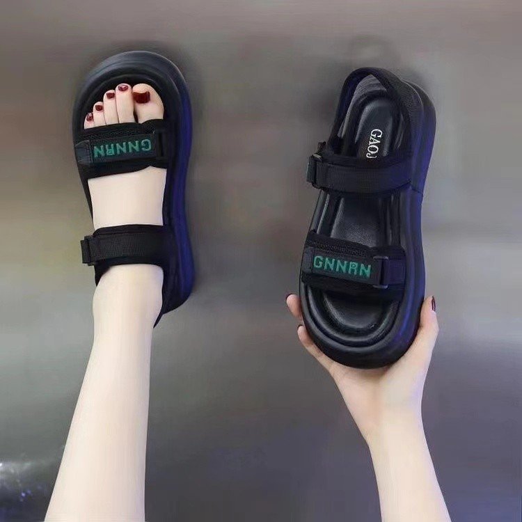 Sandalias de pan casuales de moda de alta gama para mujer 2025 verano nuevo estilo zapatos de playa con velcro de plataforma zapatos romanos