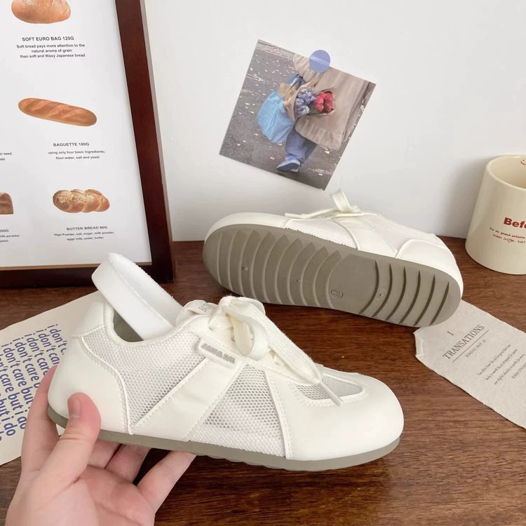 Feos y lindos zapatos de entrenamiento de mujeres ociosos verano 2026 nuevos zapatos blancos transpirables de malla de moda zapatos casuales