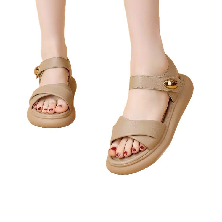 Nuevas sandalias de verano para mujeres ligeras antideslizantes súper suaves versátiles sandalias de mujer de moda hueco plano aumento de altura sandalias ocio