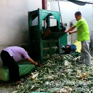 现货 自动套袋秸秆液压打包机 玉米牧草打包机 空桶饮料罐压缩机