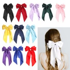 楊紫は同じサイズのレトロなリボンのヘアピンを持っています。