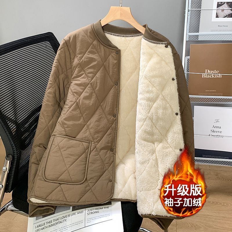 Men's fleece-lined cotton jacket with a stand-up collar, diamond-patterned design, warm and cozy, new autumn/winter style, with a lamb wool lining, loose and casual fit Men's fleece-lined cotton jacket with a stand-up collar, diamond-patterned design, warm and cozy, new autumn/winter style, with a lamb wool lining, loose and casual fit
