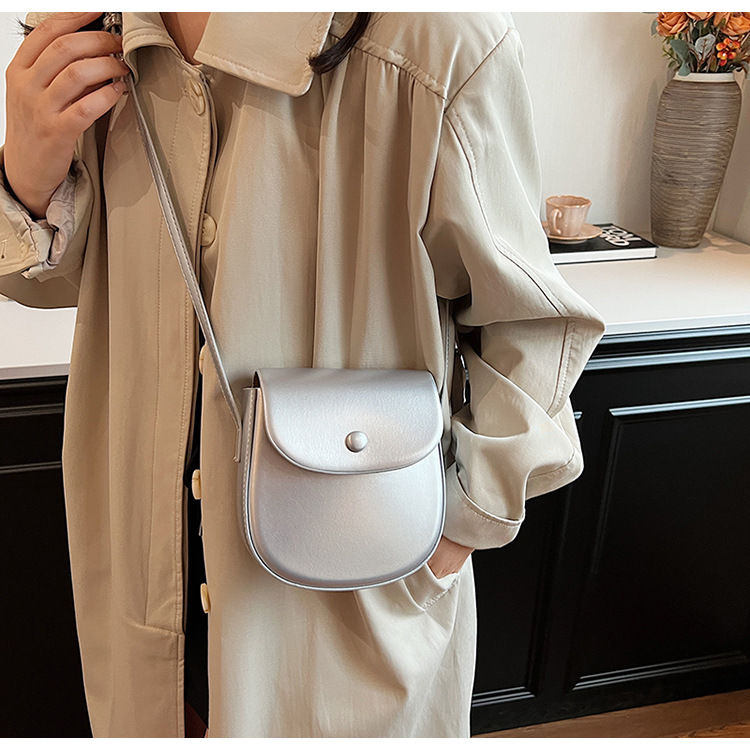 Single shoulder solid color, simple and versatile, casual crossbody mobile commuting mini box, saddle bag, women's bag_voghion.com