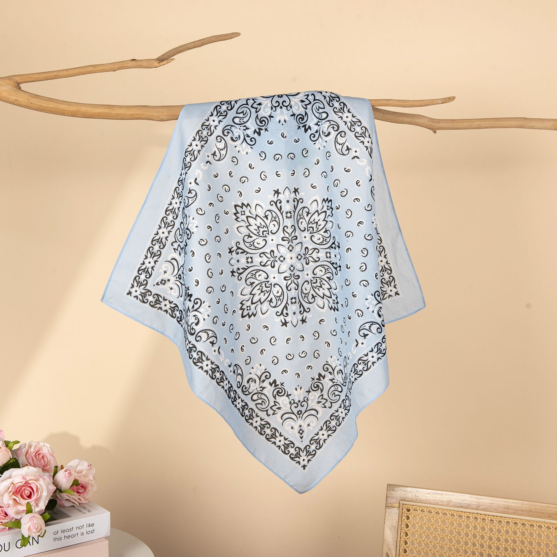 Lenço quadrado retro paisley em algodão para mulher leve_voghion.com