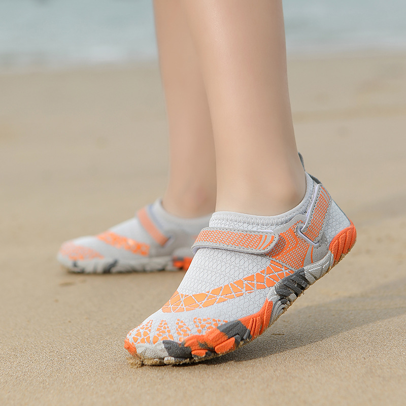 Nuevos zapatos de playa para niños al aire libre transfronterizos, zapatos de vadeo de cinco dedos, zapatos de buceo, zapatos de natación antideslizantes gruesos