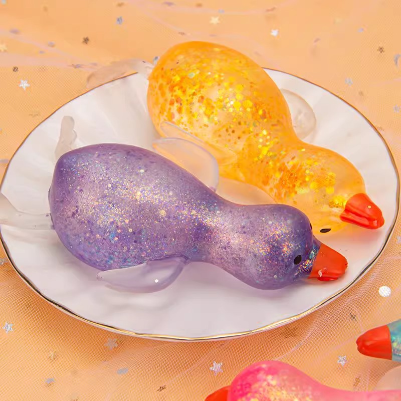 Amasar el artefacto de descompresión de pato, lavar el pato, la arena, tallar el pato, los niños, los patos amarillos, los adultos desahogan los juguetes de descompresión.