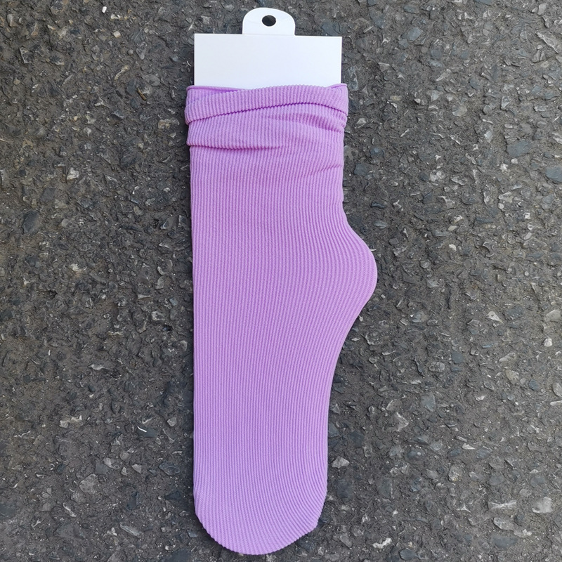 Primavera y verano calcetines de algodón peinados delgados calcetines de confinamiento sin hueso anti-pilling calcetines de moda casual transpirable de color sólido calcetines de pila al por mayor