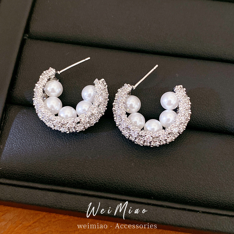 Agujas de plata zircon perlas en forma de C temperamento palacio exquisitos pendientes de nicho ligero de lujo alta sensación de auriculares al por mayor