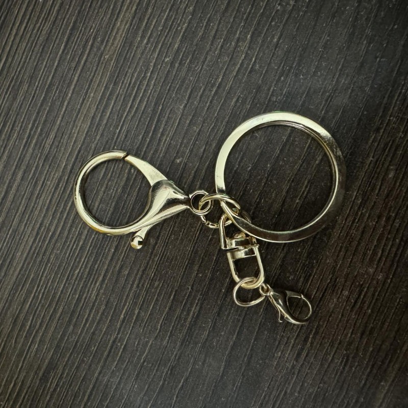 金属メッキのロブスターの鍵は腰の間の掛け物を掛けます。|undefined