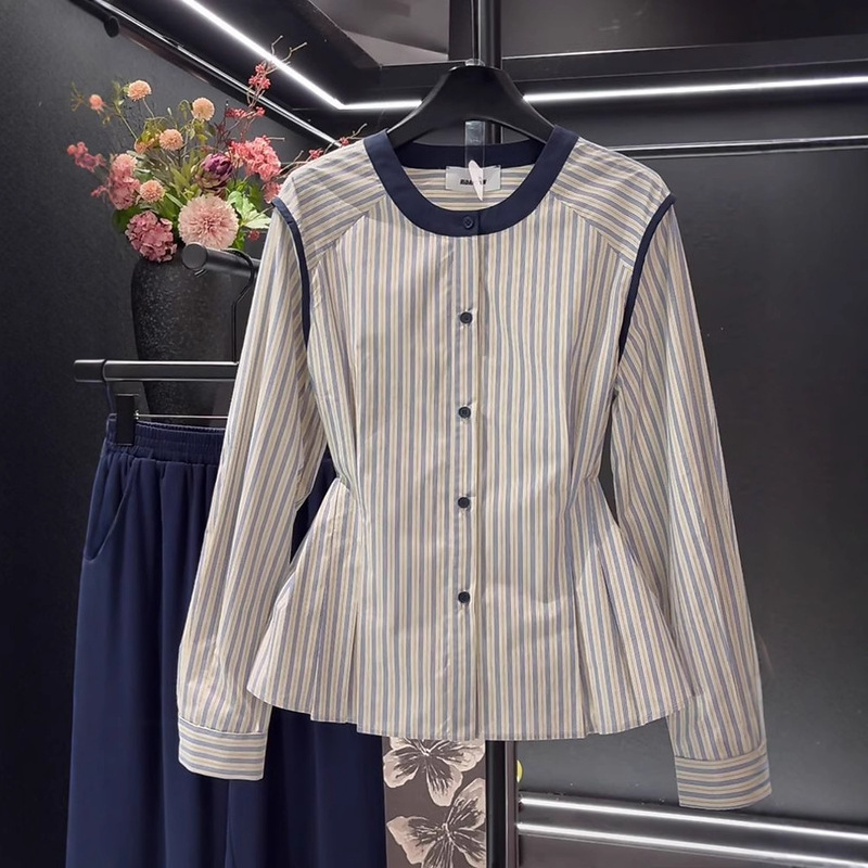ファッションデザイン感の新シーズンの新作の色合わせのストライプは女性が腰を収めてやせている丸首の気質を見せます。|undefined