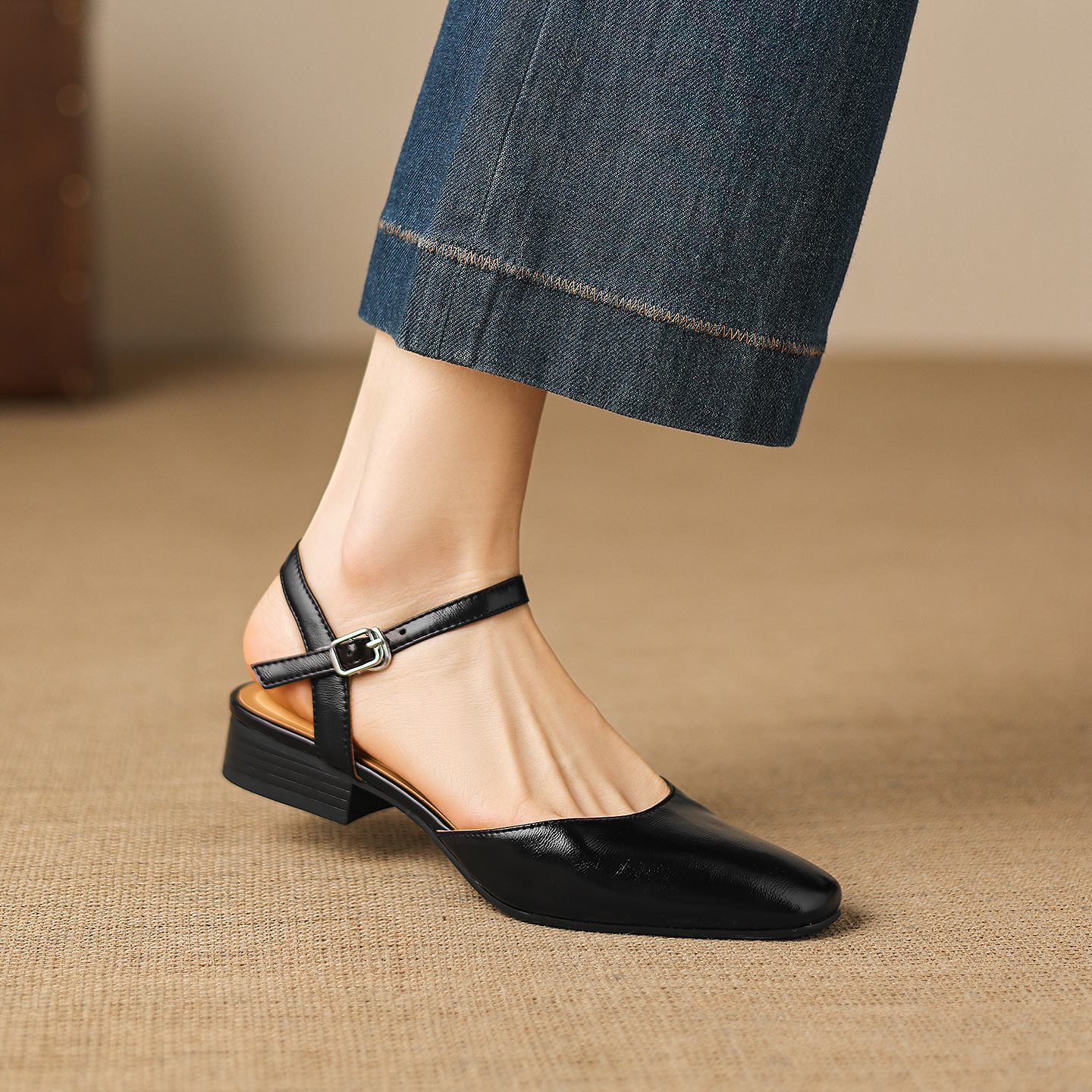 Sandal nữ quai chữ V bít mũi đế bệt phong cách đơn giản — đen