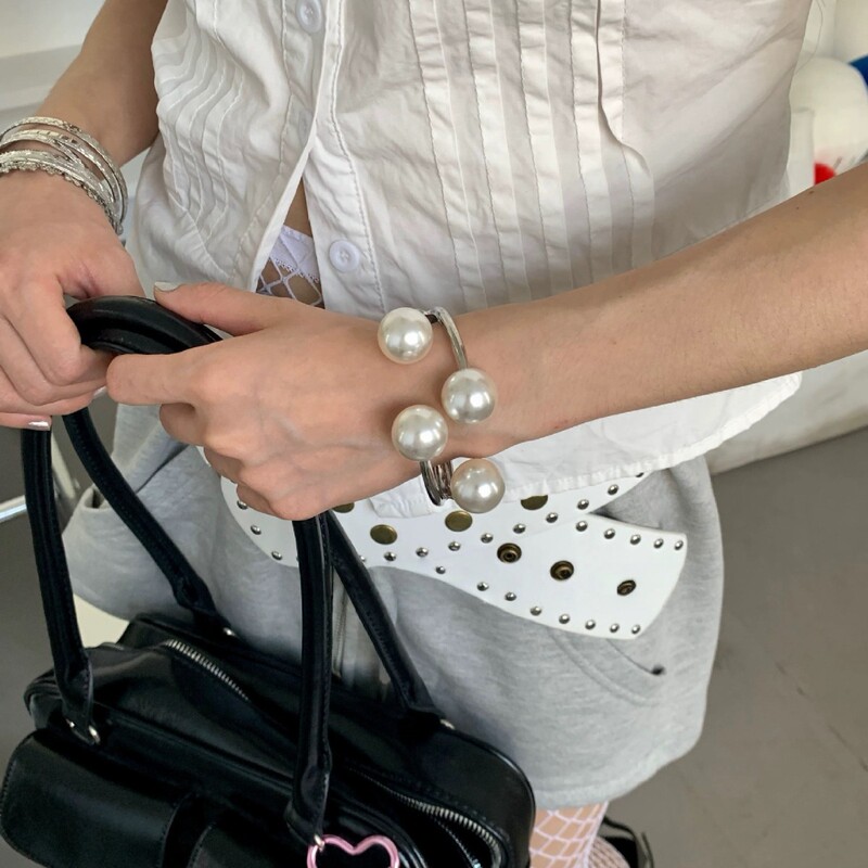Gentle and Elegant Pearl Bracelet with a Versatile Ins-Style Design, Unique Design Accessory, Personalized Bracelet with a Minimalist Feel Gentle and Elegant Pearl Bracelet with a Versatile Ins-Style Design, Unique Design Accessory, Personalized Bracelet with a Minimalist Feel