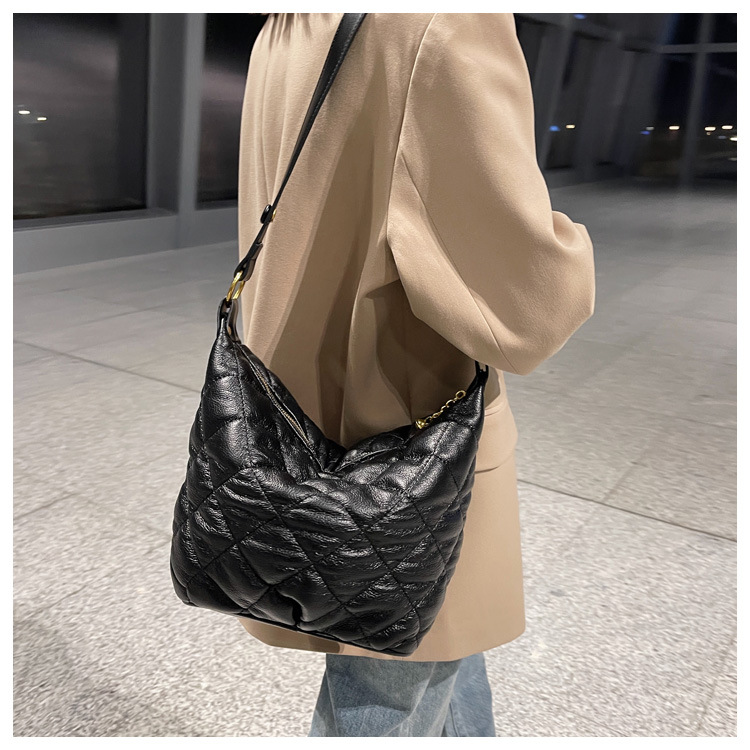 simple bag large capacity new fashion soft leather Lingge single shoulder messenger bagpicture10