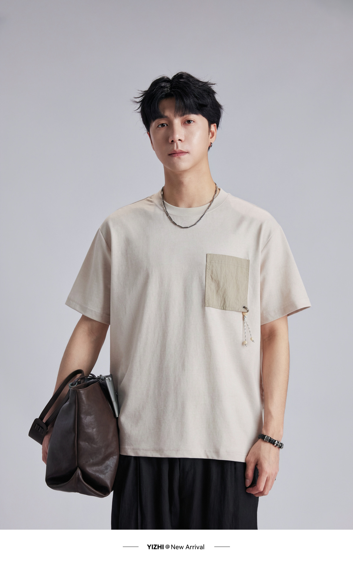 Áo thun nam cổ tròn tay ngắn chất liệu cotton thoáng mát, form rộng thả vai, túi đắp phối màu đính cườm — đen chi tiết 14
