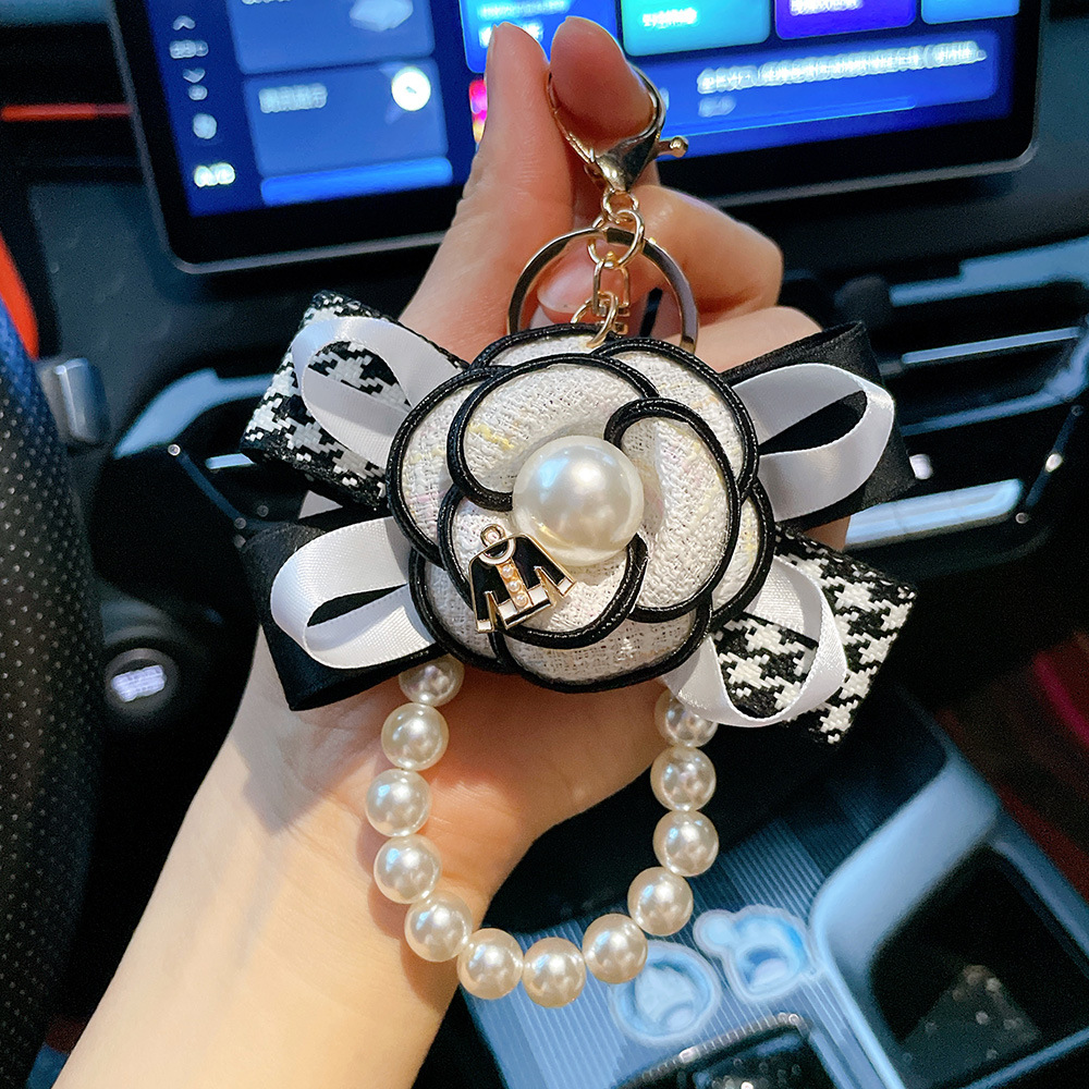 Fragrant Wind Camellia Llavero Bowknot Pearl Bag Cadena colgante Tela clásica francesa Adorno de regalo de coche