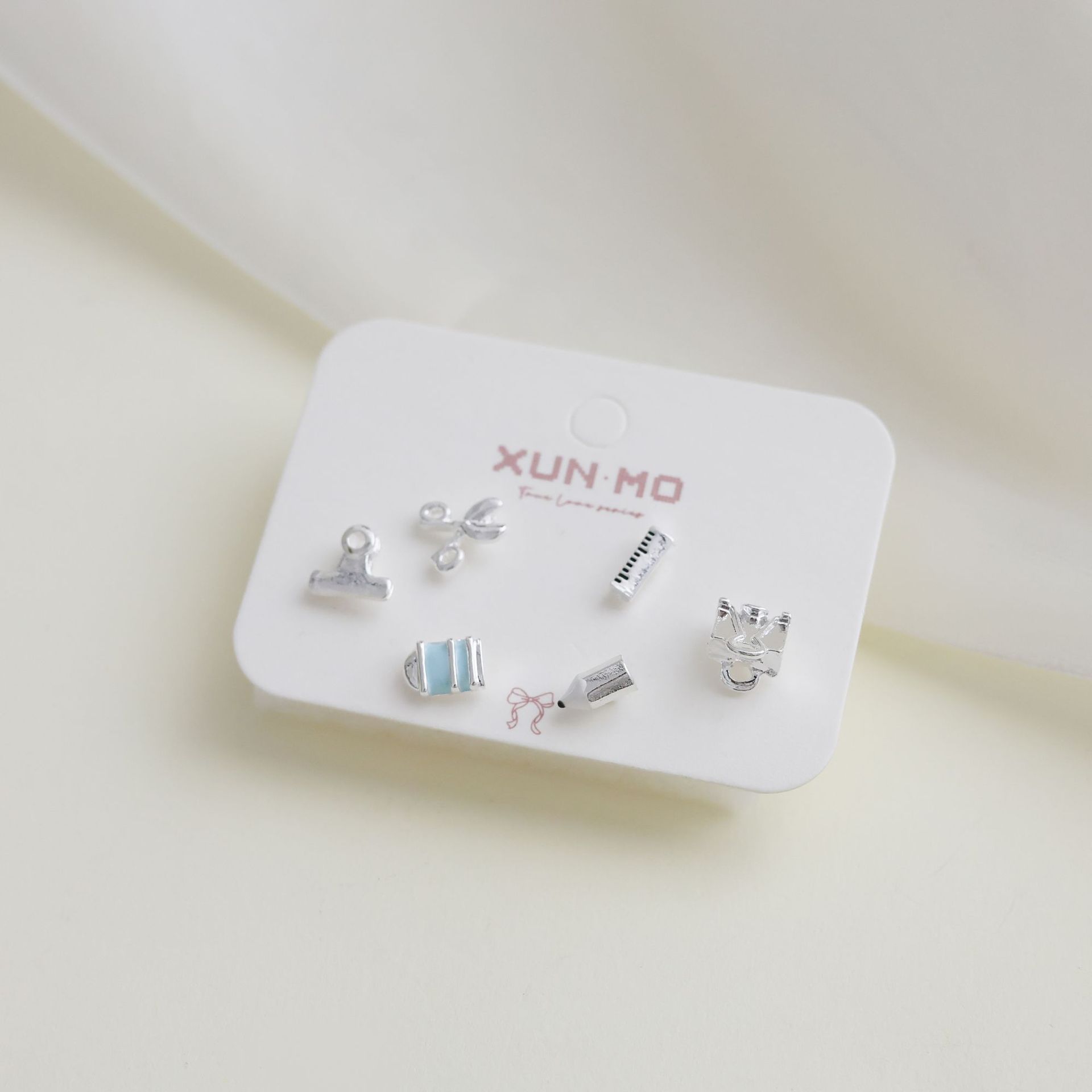 Juego de pendientes de aguja plateados, sencillos y compactos para mujer, pendientes geométricos en forma de corazón, bonitos, dulces y versátiles, venta al por mayor para puestos de mercado