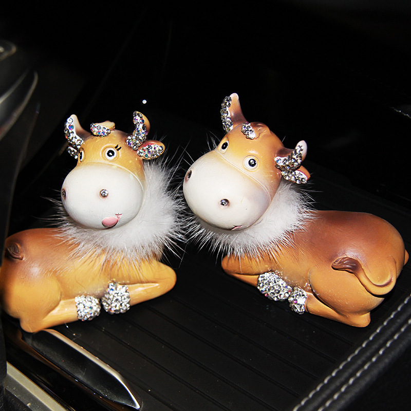 Decoración de la consola central del automóvil, lindo y lindo, ternero con incrustaciones de diamantes, combinación de cuatro almohadillas de plumas, adornos de automóvil, accesorios de automóvil