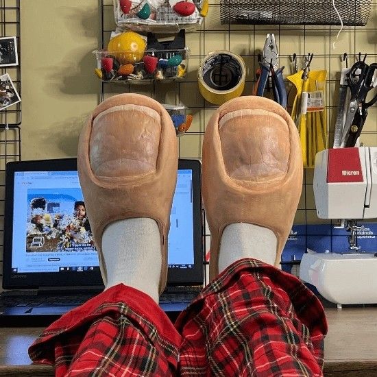 Mira mi pulgar pisar zapatillas de mierda, zapatillas para hombres y mujeres, zapatillas caseras de nicho creativas, zapatos de pareja, zapatillas de algodón image 1