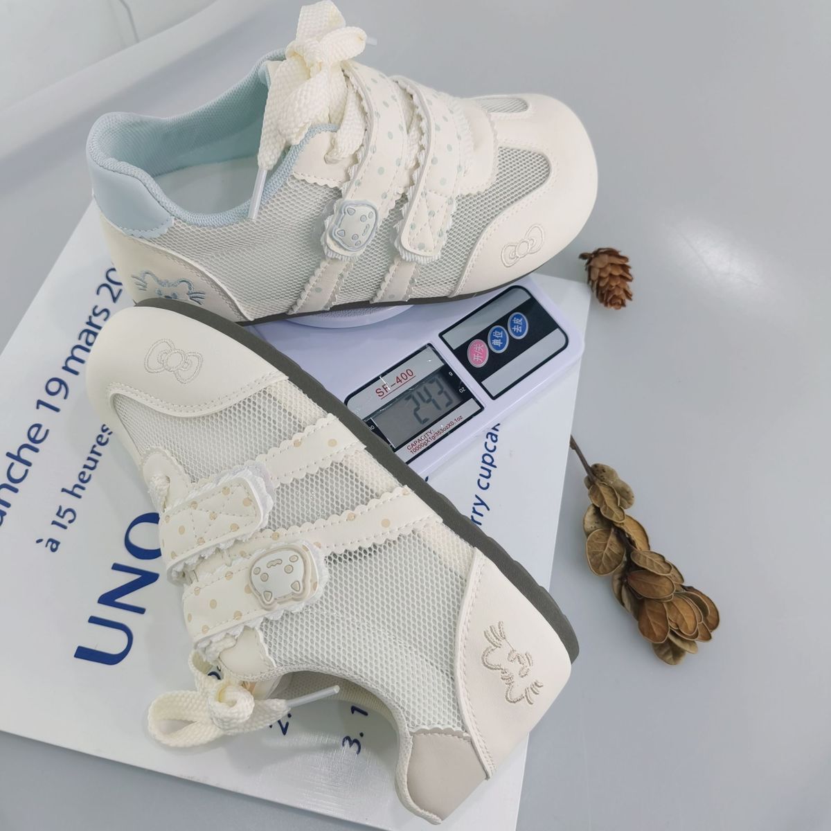 2026 nuevo verano de malla transpirable zapatos de entrenamiento alemán de mujeres estilo de Hong Kong dibujos animados chic zapatos casuales blancos suaves