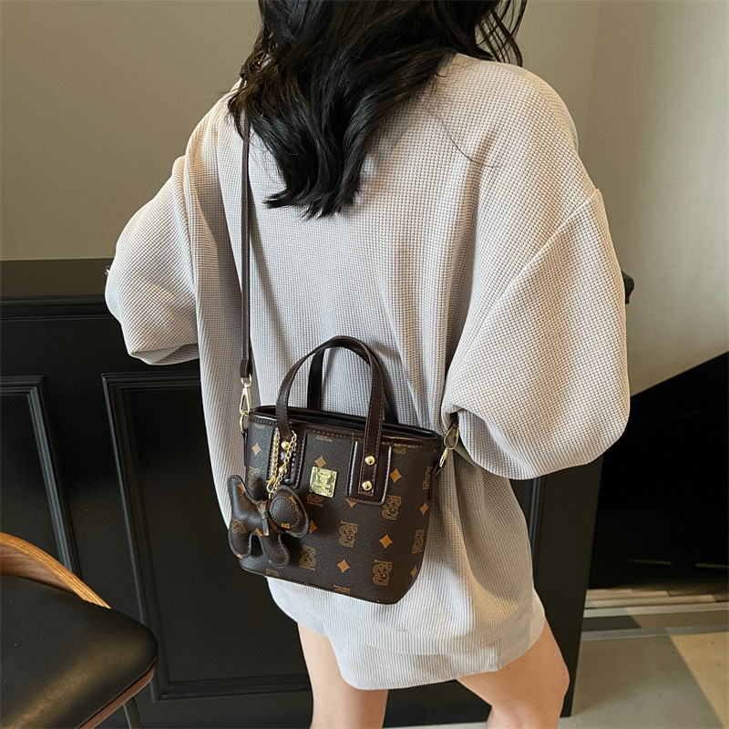 Bolso de canasta de verduras portátil impreso coreano para mujer 2025 nuevo bolso de cubo de todo fósforo de moda bolso de mensajero de un solo hombro de estilo occidental