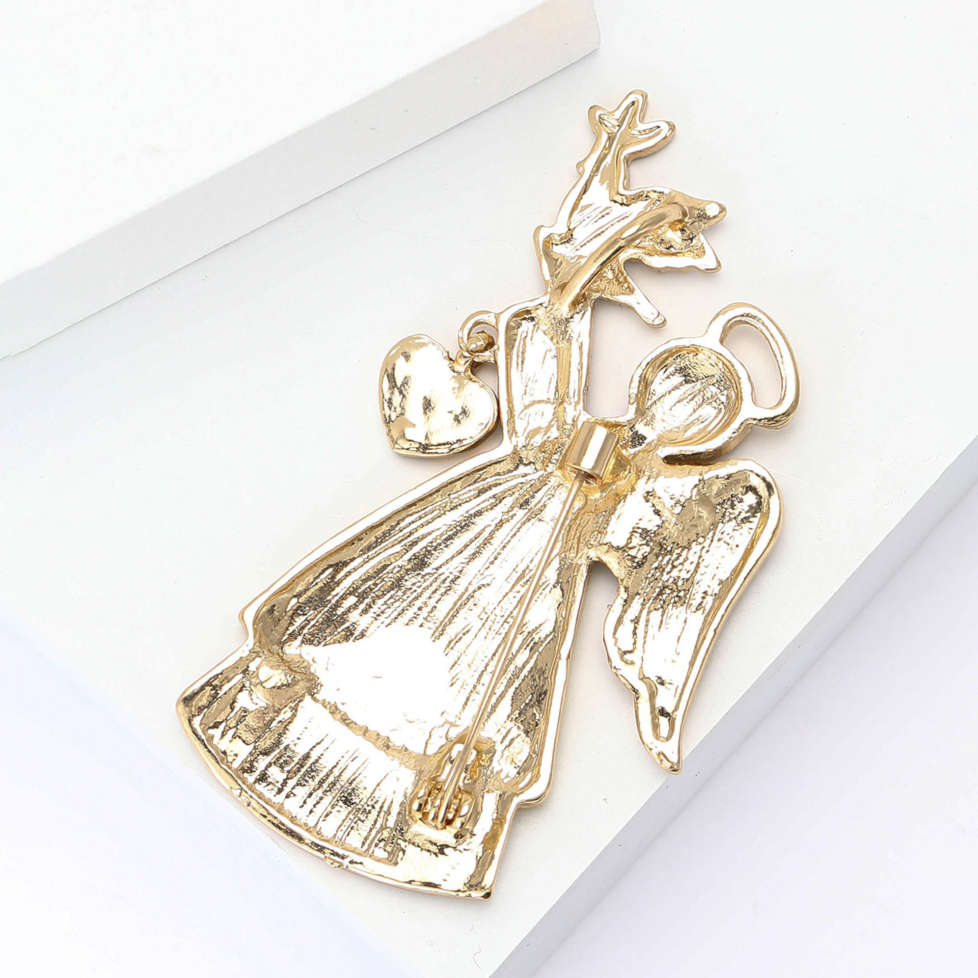 Simple retro alloy enamel angel brooch, creative and personalized clothing accessory, versatile, wholesale from manufacturer: BR1917