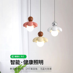 フレンチクリーム風の花のシャンデリアの寝室が可愛いです。