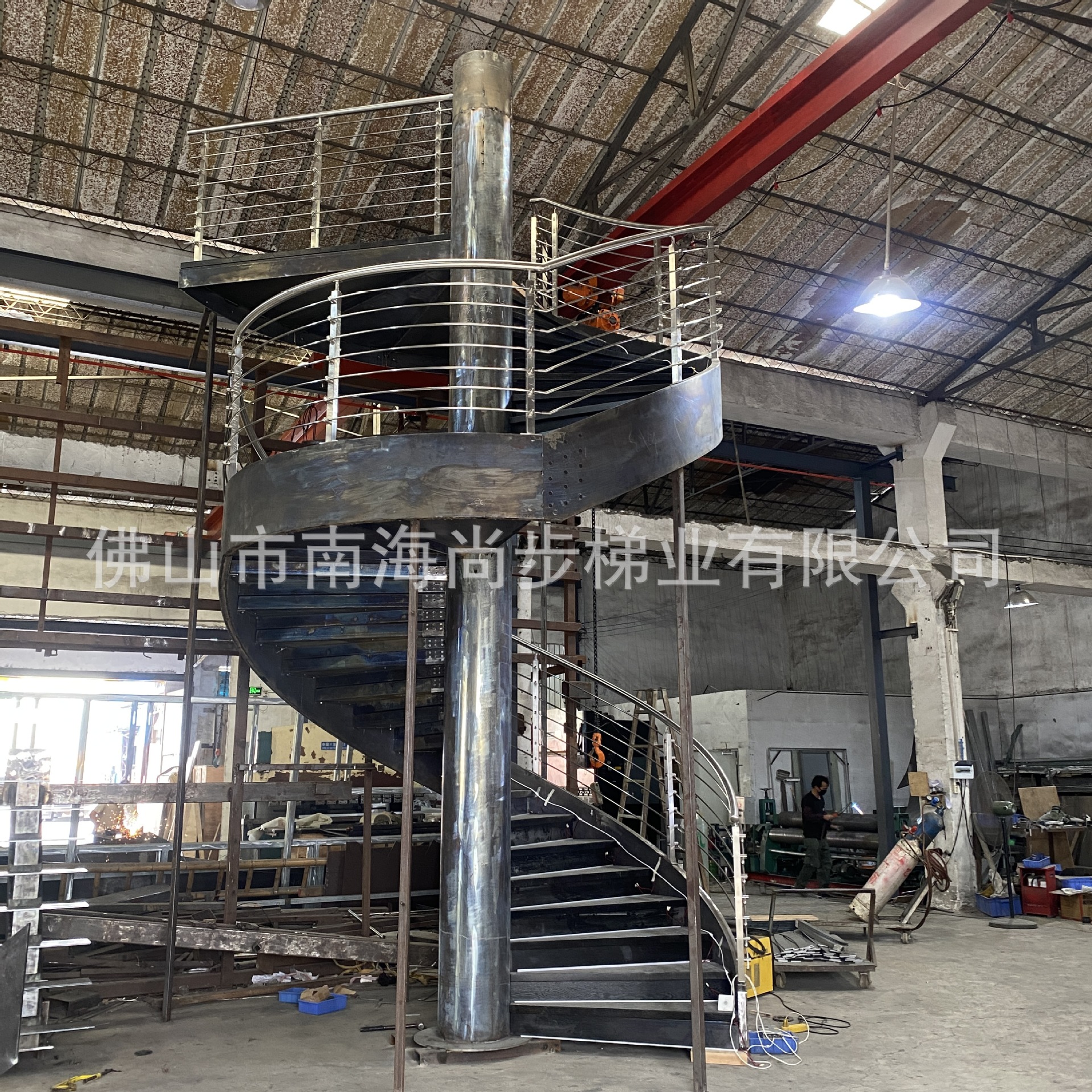 佛山厂家定制钢结构旋转楼梯 商用大型钢木楼梯进口红橡木踏步