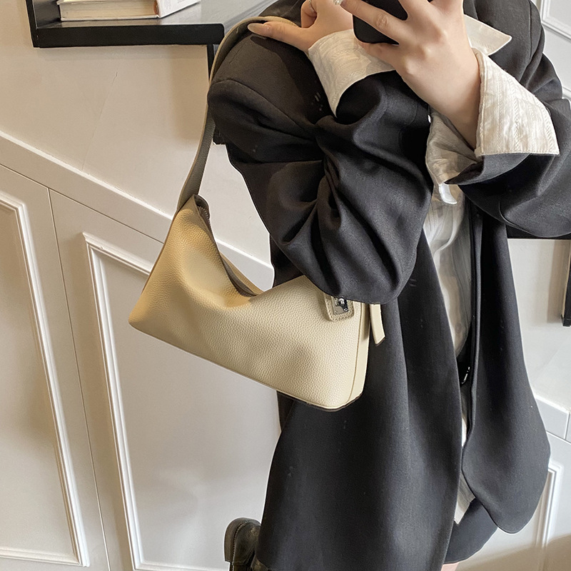 Bolsos para las axilas populares de este año 2025 primavera nuevo bolso femenino bolso fresco con patrón de lichi bolso de hombro diario