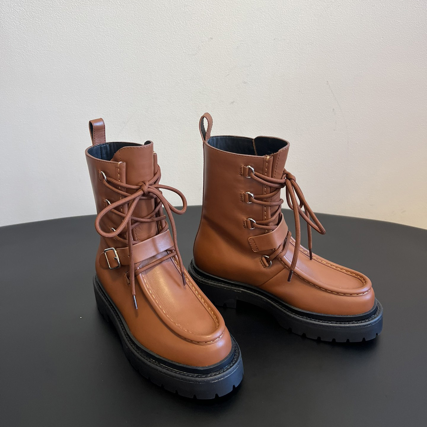 艾玛世家新款时髦真皮厚底增高绑带短靴女圆头皮带扣工装骑士靴