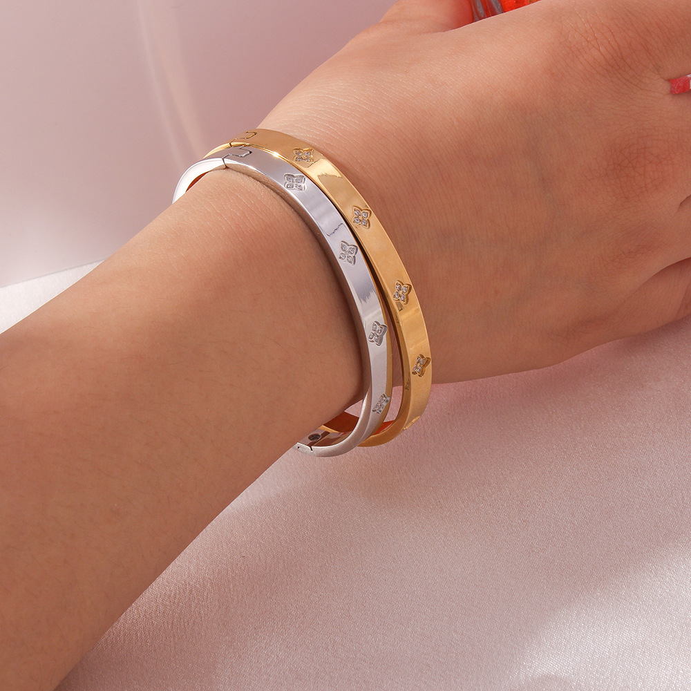 Ins estilo explosivo CNC diamante brillante flor de cuatro hojas flor de la suerte moda todo fósforo hebilla pulsera hecha a mano luz de lujo