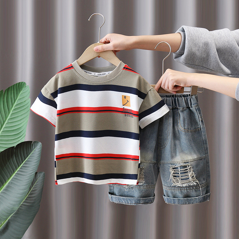 7127 Traje de camiseta a rayas para niños, estilo fino de verano, ropa de estilo occidental, ropa de verano para niños guapos, nueva marca de moda de la calle frita