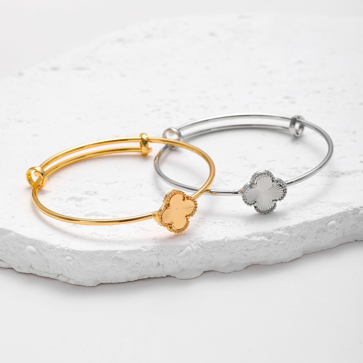 Brazalete de cuatro hojas pulsera de cobre chapado en oro flor de moda multifuncional anillo de plata ajustable fabricantes al por mayor inventario