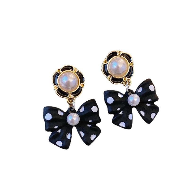 2023年新型東大門の小衆のイヤリングの波点の秋冬は蝶結びのイヤリングを組み合わせて韓国の高級感の耳飾りになります。