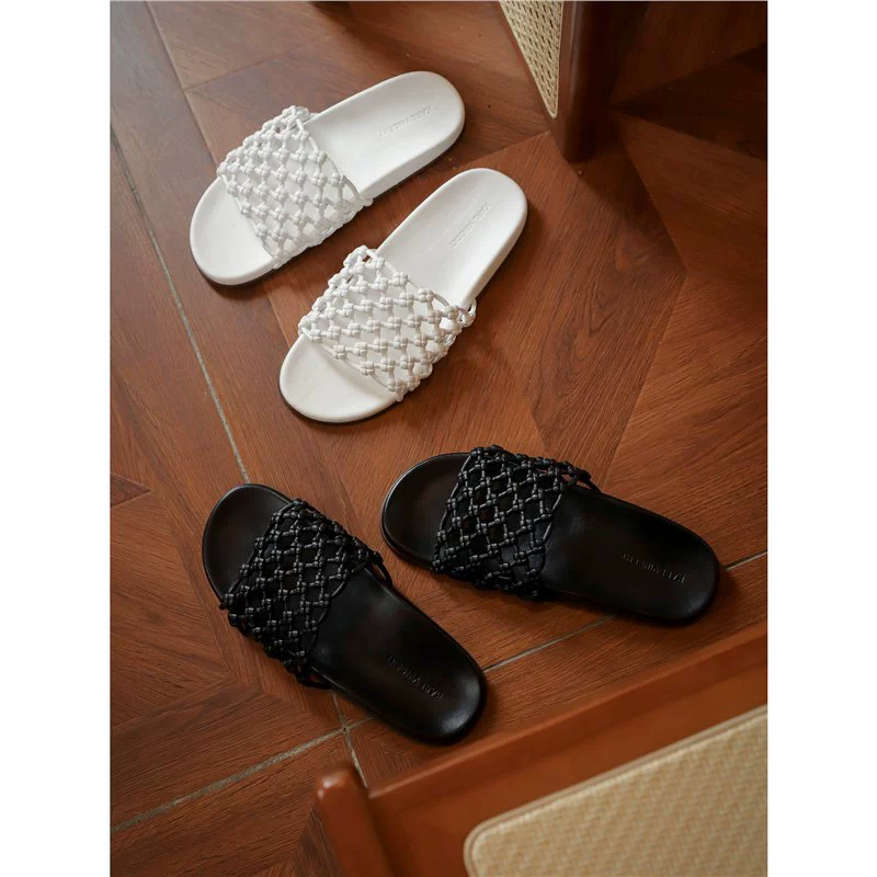 Можно разработать новую модель 2025 года для оптовой продажи неэтикетированных прочных ручных вязаных трехмерных верхов обуви, полых суперкомфортных сандалий на плоской подошве.