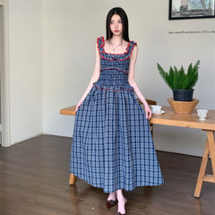 格子縞のワンピースの女性のデザイン感があります。