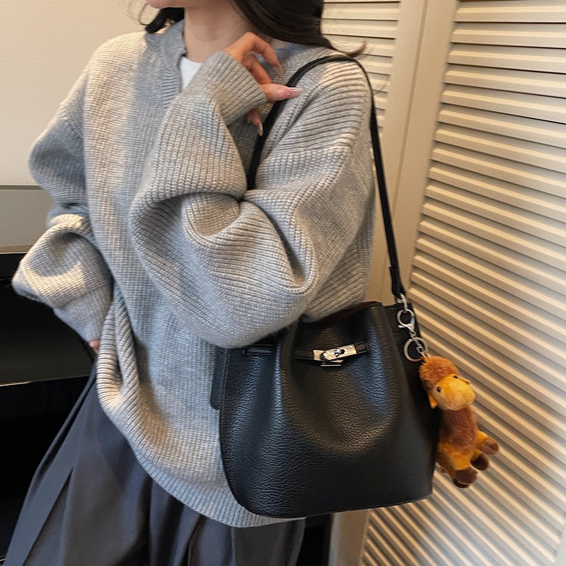 Otoño y invierno bolso de mujer retro bolso de cubo de mano 2025 nuevo tipo bolso de cesta de platos de viaje versátil bolso de hombro