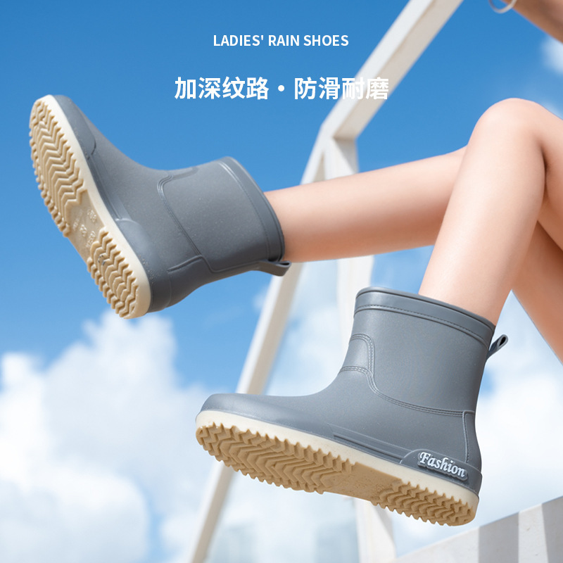 雨靴の女性のファッションの中で筒の雨靴の女性の日本式の軽い水靴の女性の外は防水滑り止めのゴム靴の成人の水靴を着ます。|undefined