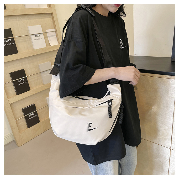 새로운 야외 스포츠 캔버스 SATCHEL 대용량 자동차 스티치 남성 크로스 바디 백 인쇄 편지 로고 어깨 가방