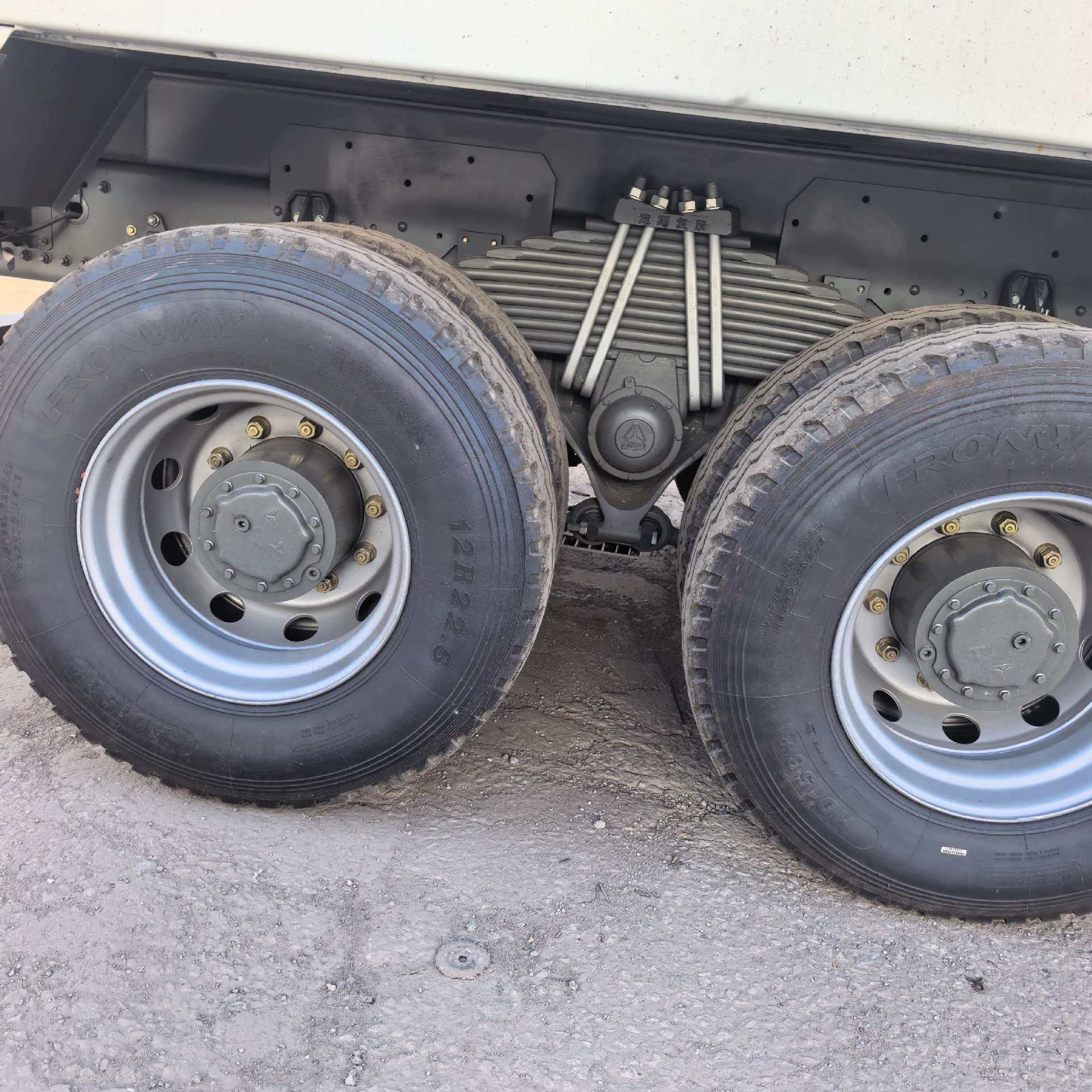 Cross-Border Export of Low-Platform Semi-Trailers to Africa and the Middle East, Engineering Machinery Transport Semi-Trailers, Four-Axle Low-Platform Trailers